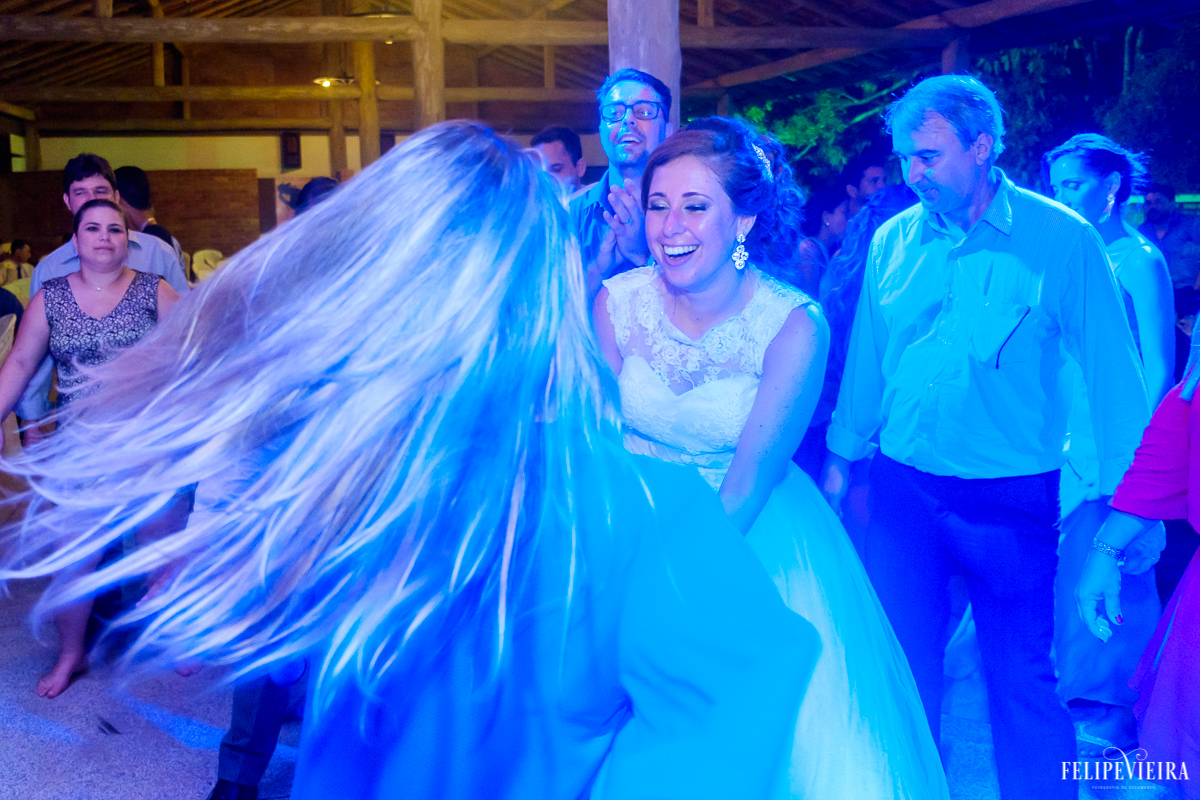 noiva dançando cm madrinha durate a festa de casamento felipe vieira fotografia de casamento em guaraparies