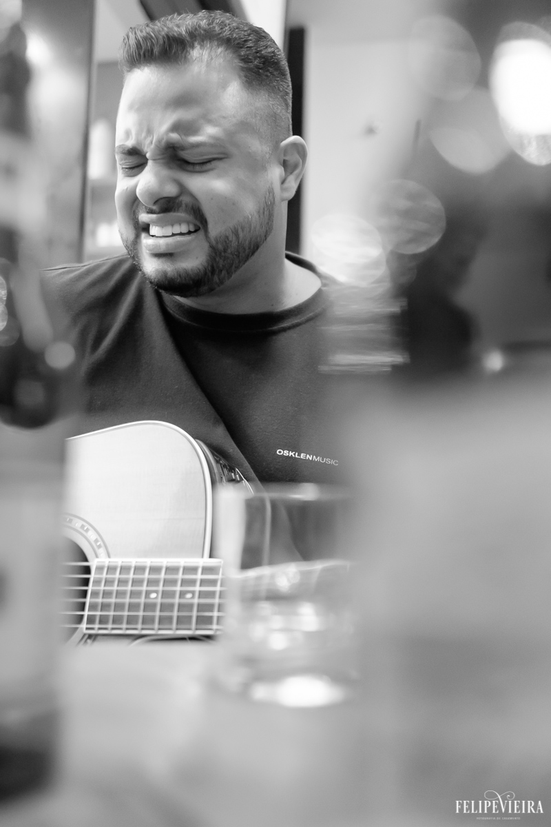 noivo cantando durante making of com amgos e transmitindo ao vivo pelo facebook felipe vieira fotografia de casamento