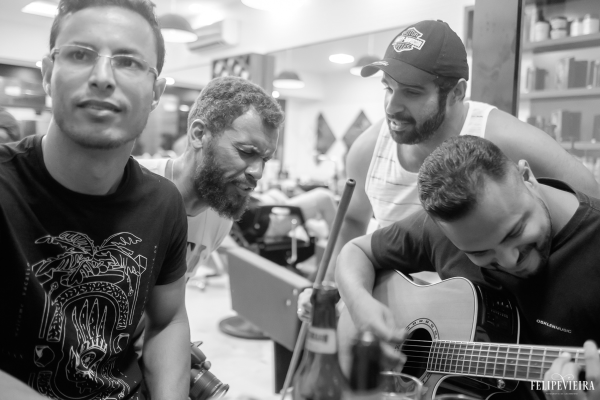 noivo e amigos se divertindo no making of do noivo na barbearia felipe vieira fotografia de casamento