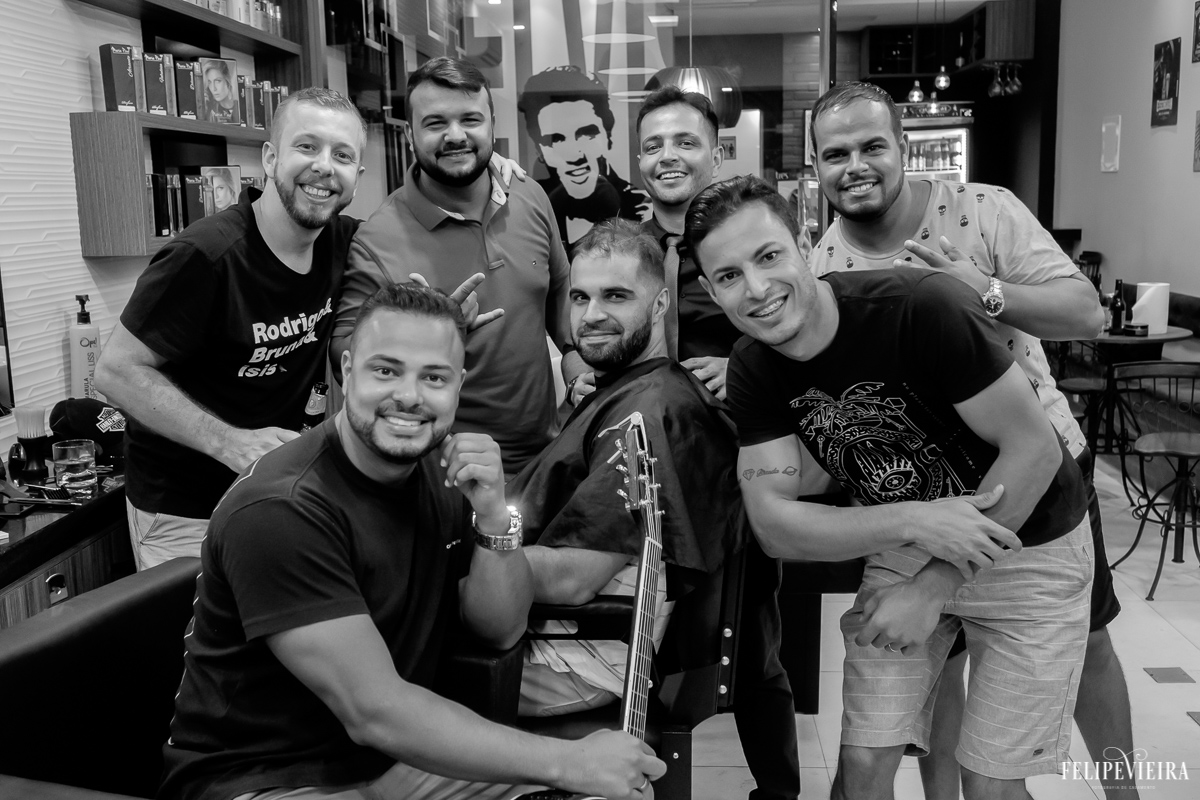 retrato do noivo e os amigos no makng of na barbearia Malaguti felipe vieira fotografia de csamento em guarapari-es