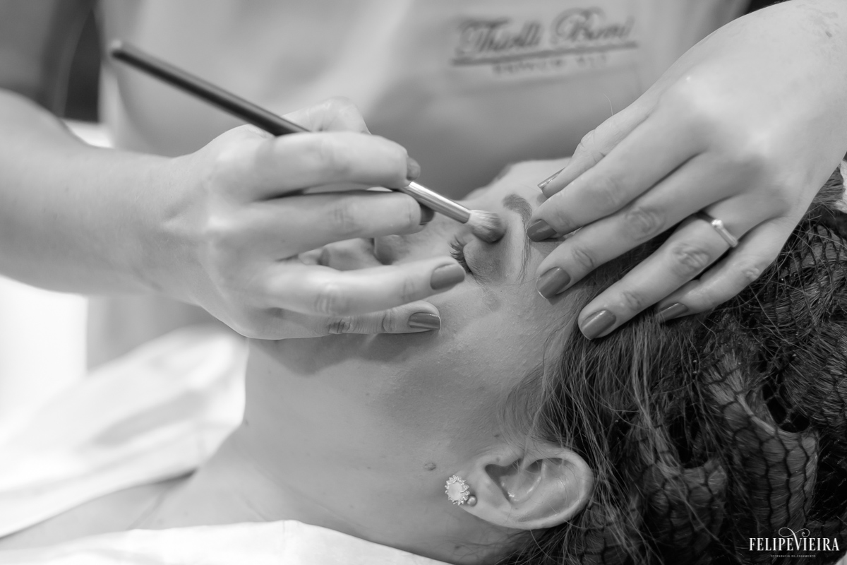 noiva se maquiando durante o making of passando o lápis de olho felipe vieira fotografia de casamento