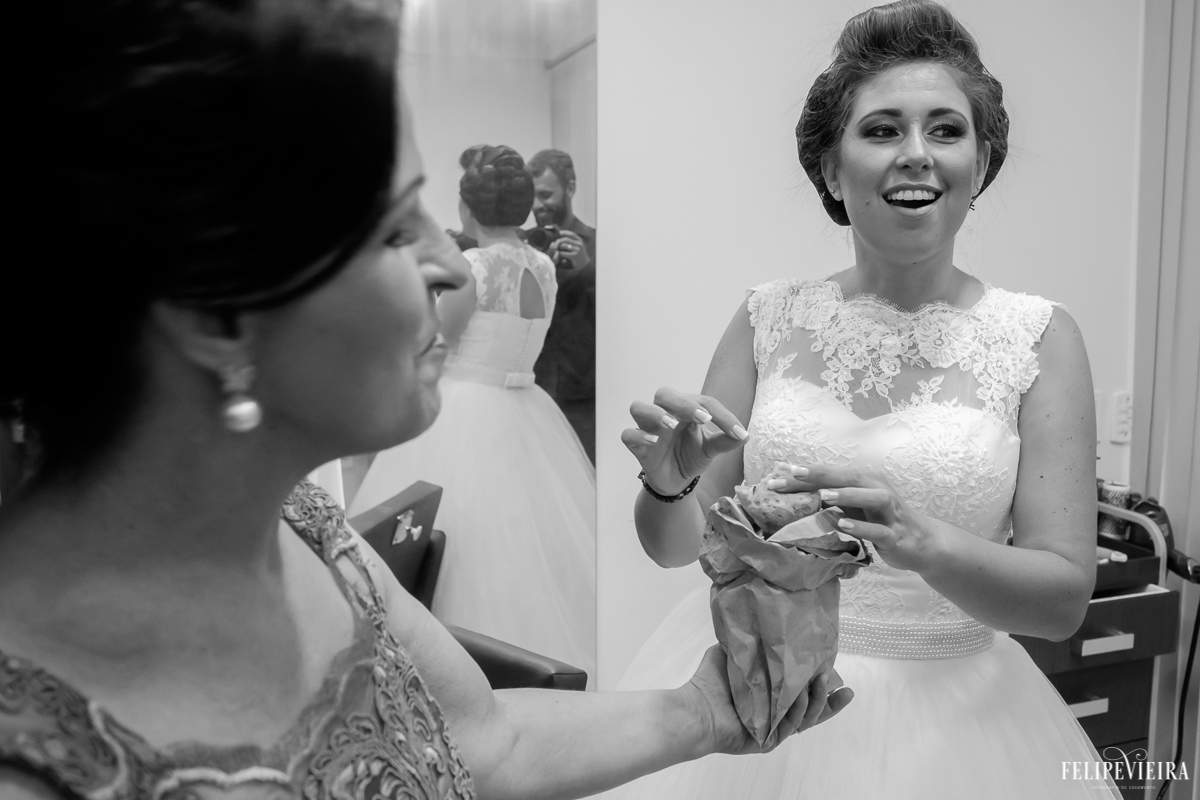 noiva se confraternizando e lanchando durante o making of da noiva foto em preto e branco felipe vieira fotografia de casamento em guarapari espírito santo