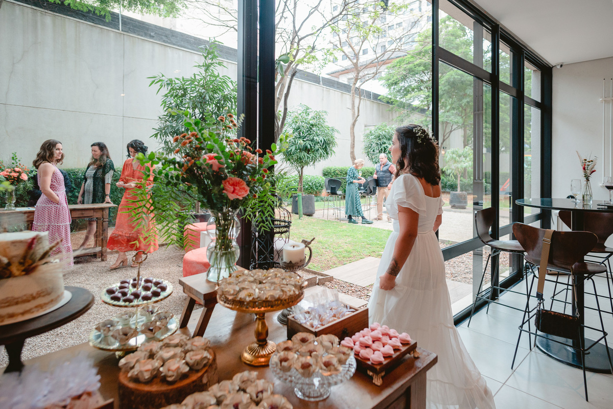 decoração mini wedding, decoração casamento civil, mesa de doces para casamento, docinhos mesa do bolo, vestido para civil