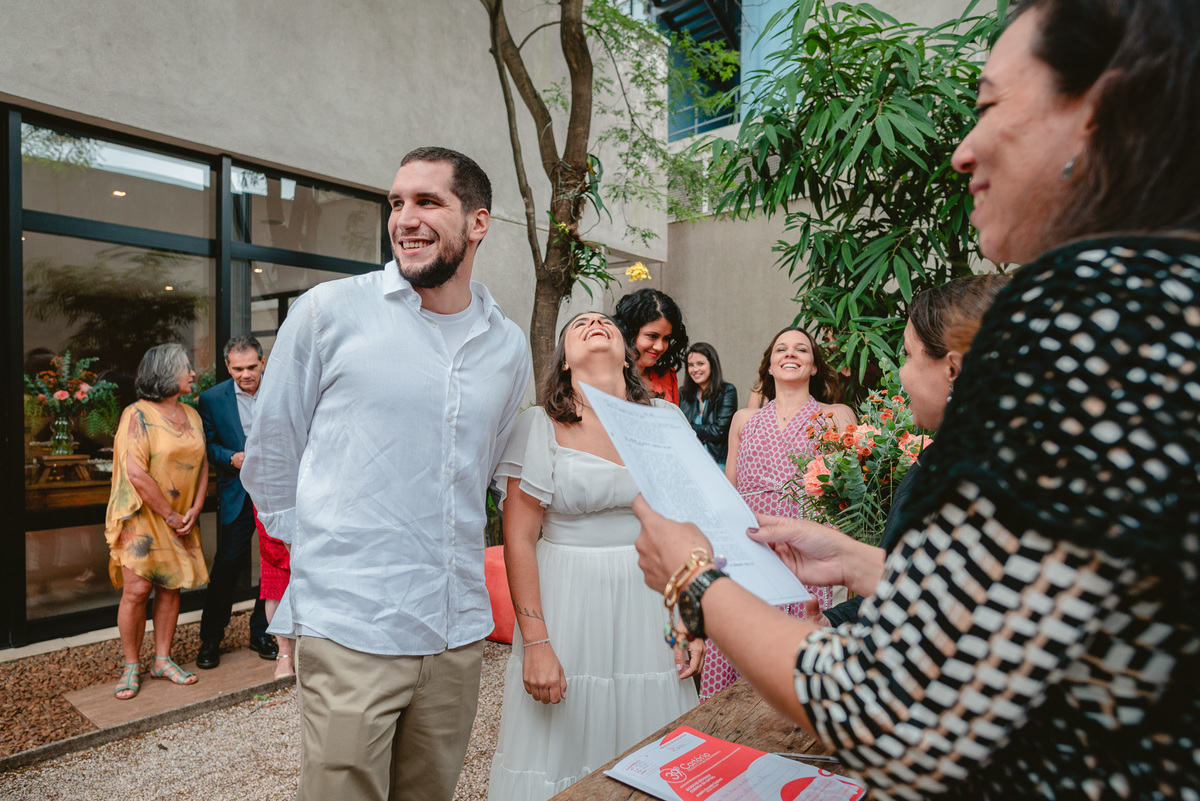 vestido noiva dia, vestido de noiva para cerimonia civil, vestido de noiva com manga, cabelo noiva solto, mini wedding, casamento civil em casa