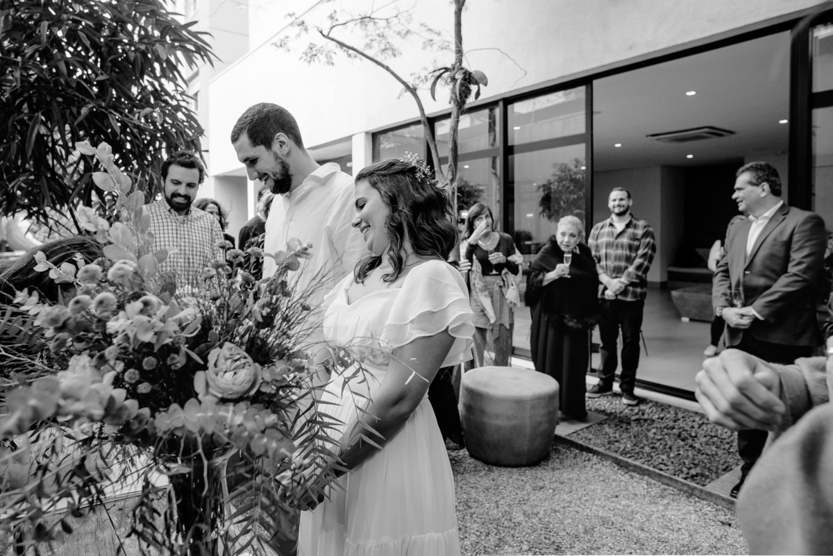 vestido noiva praiano, vestido noiva boho, cerimonia civil em casa, cerimonia civil em espaço de festa, cerimonia mini wedding, mini wedding, noiva boho, penteado noiva civil, cabelo solto, mini wedding em casa