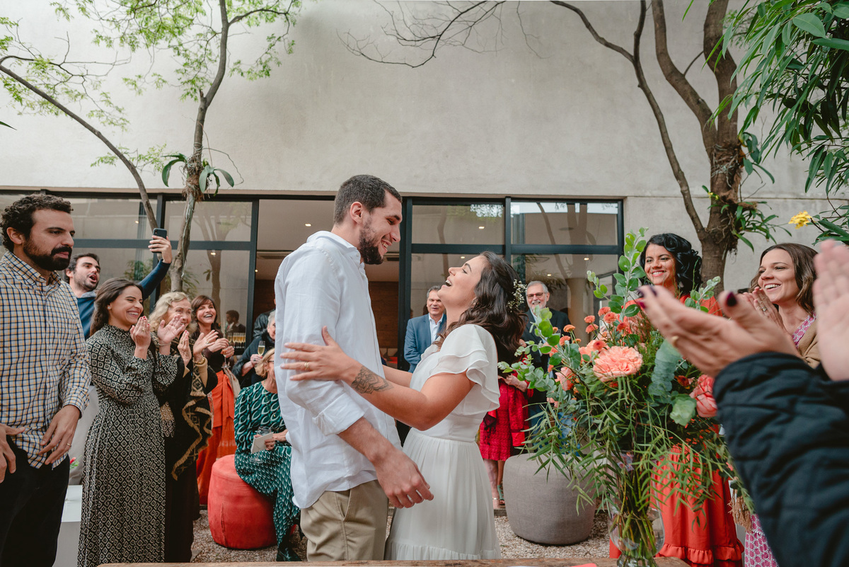 noivos em cerimonia civil em casa, decoração mini wedding, festa de casamento pequeno, fotografia mini wedding, fotografia de cerimonia civil, ideias para cerimonia civil em casa, espaço para cerimonia civil, casamento de dia