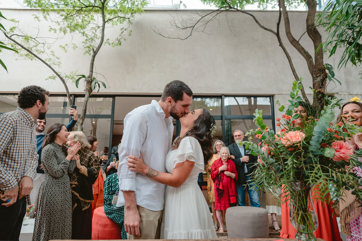 beijo dos noivos, noivos despojados, noivos praianos, vestido de noiva soltinho, vestido de noiva com mangas
