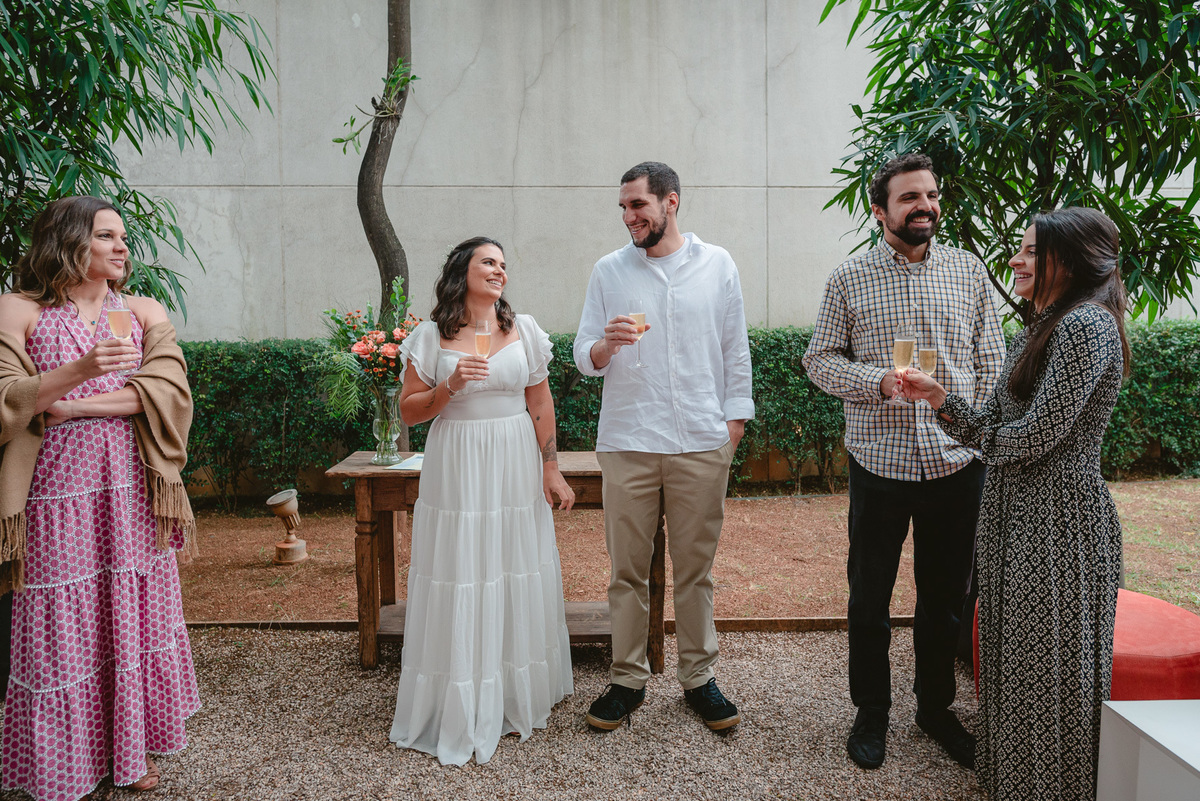 noivos despojados, mini wedding em casa, espaço para mini wedding, brinde de noivado, almoço de noivado, fotografia de noivado, noiva boho