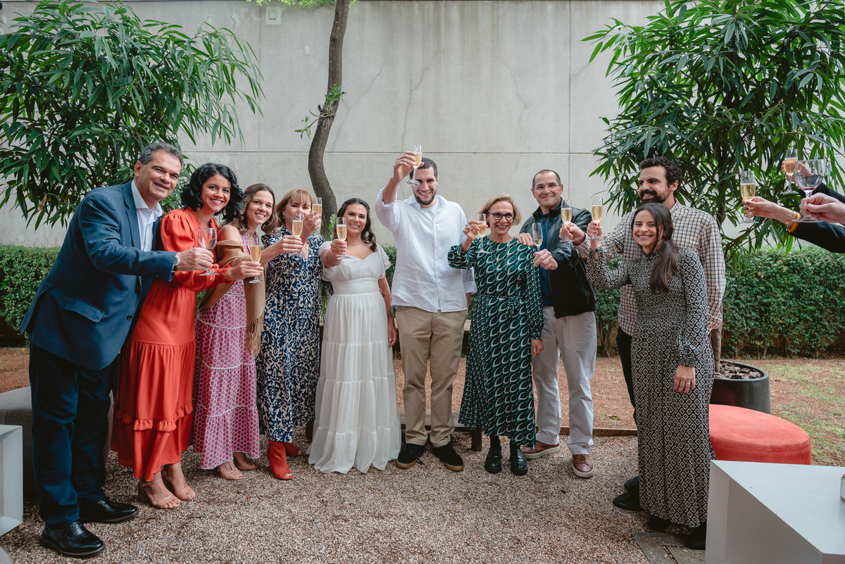 cerimonia pequena de noivado, espaço para almoço de noivado, noivado em restaurante sp, restaurantes que fazem almoços de noivado, espaço para festas em restaurante, fotografia de mini wedding, fotografia de casamento civil, troca de alianças 