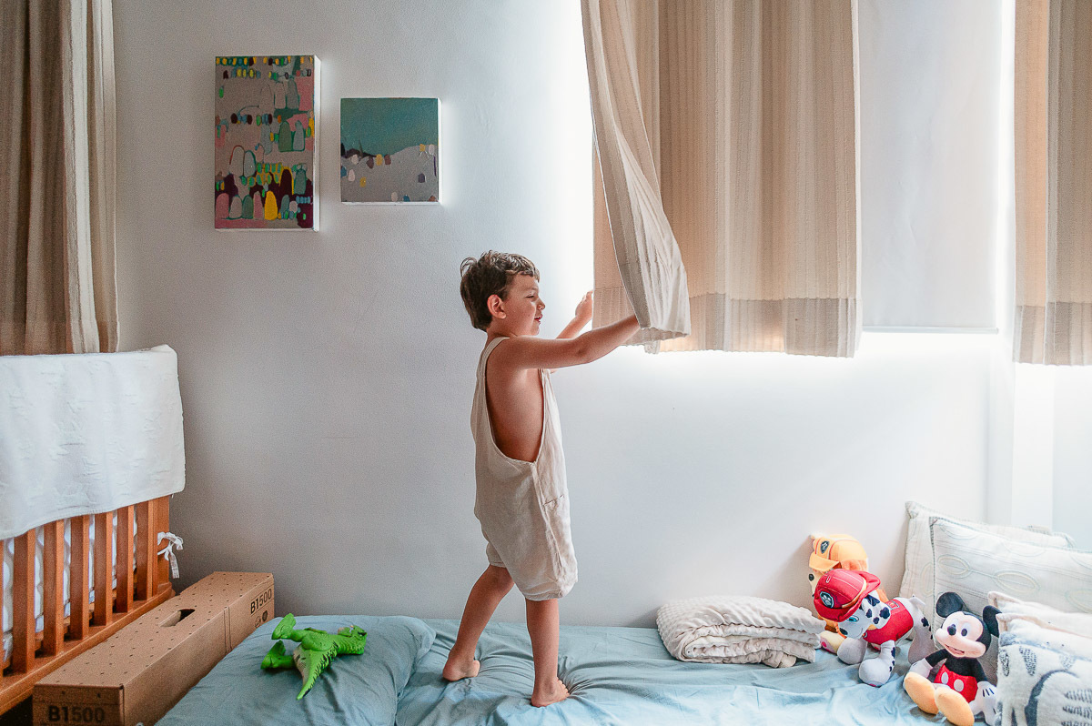 fotos de crianças se arrumando para festinhas, ensaio infantil em casa, ensaio infantil making of