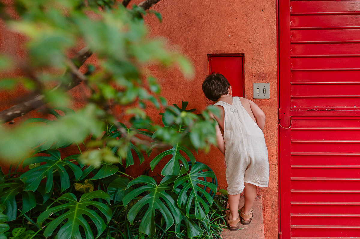 aniversario infantil em casa, festinha de aniversario no quintal, jardineira infantil, roupa de aniversário menino
