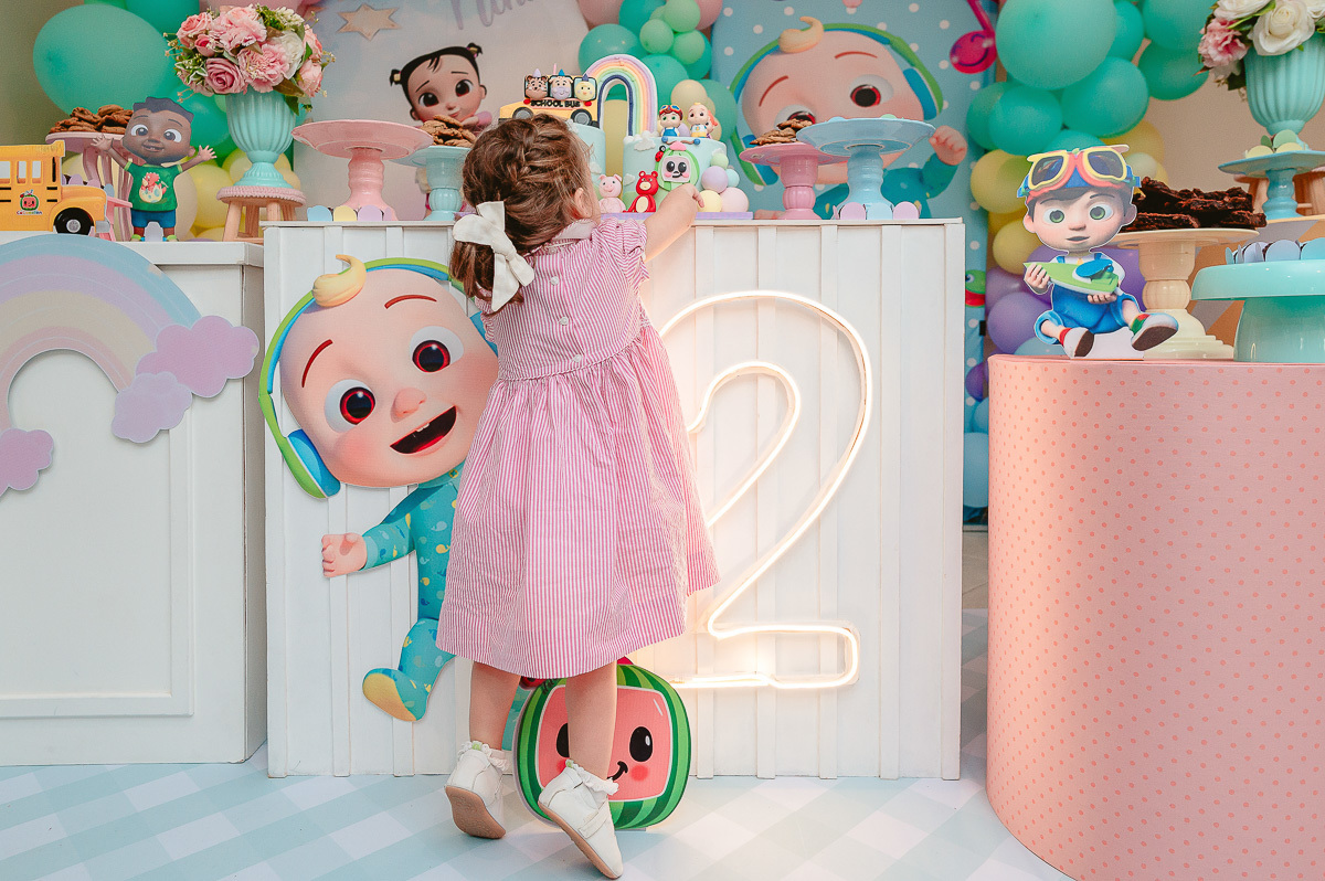 penteado 2 anos, vestido rosa para aniversario, mesa do bolo, mesa com led