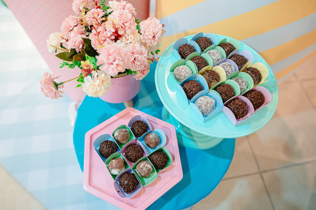 docinhos de festas, mesa de doces, decoração para mesa do bolo