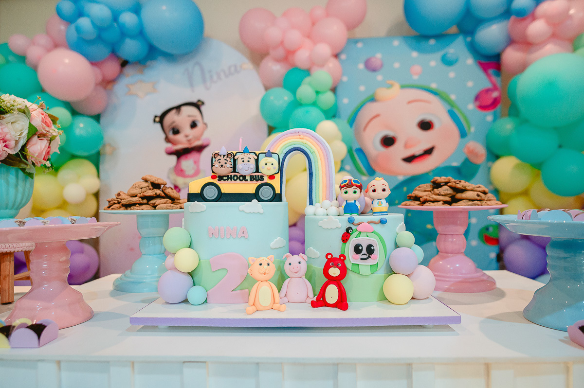 bolo decorado com onibus, bolo personalizado, tema de festinhas, tema de festa para meninas de 2 anos, painel para decoração de festa