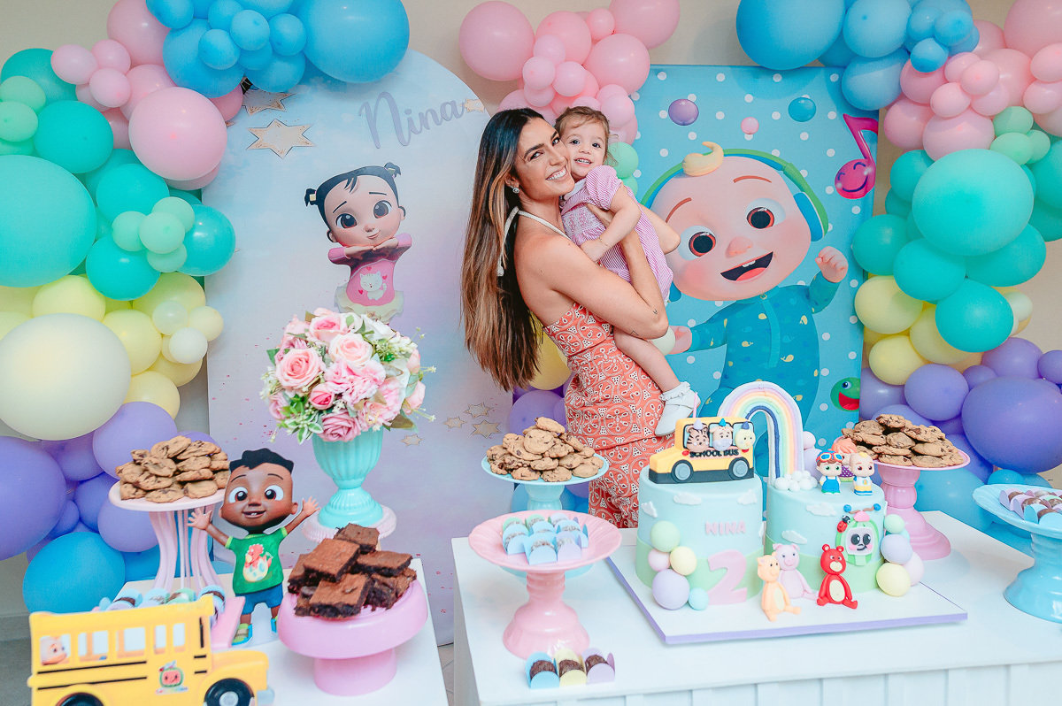 mae e filha, look mae e filha, fotos na mesa do bolo, decoração de festa infantil, arco de balões, balões matte, balões fosco, decoração com balões