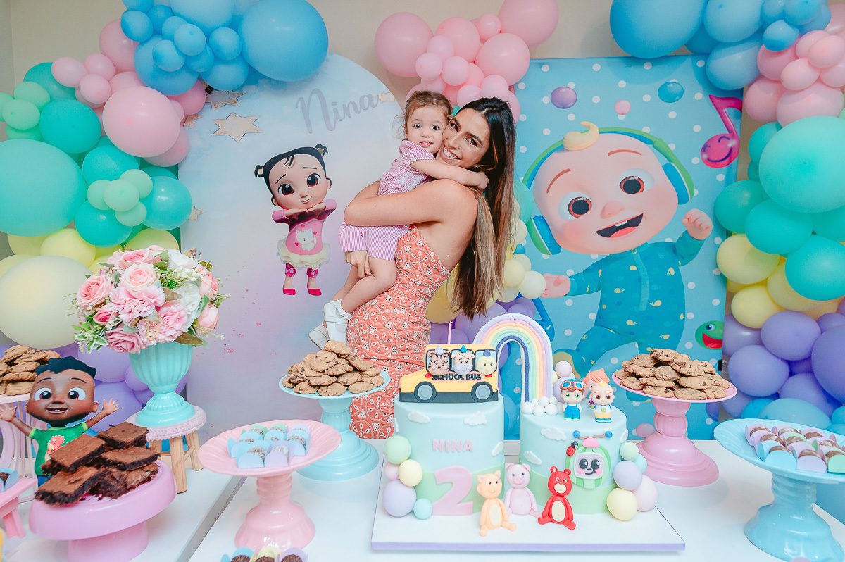 mae e filha, fotos na mesa do bolo, decoração menina, aniversario 2 anos