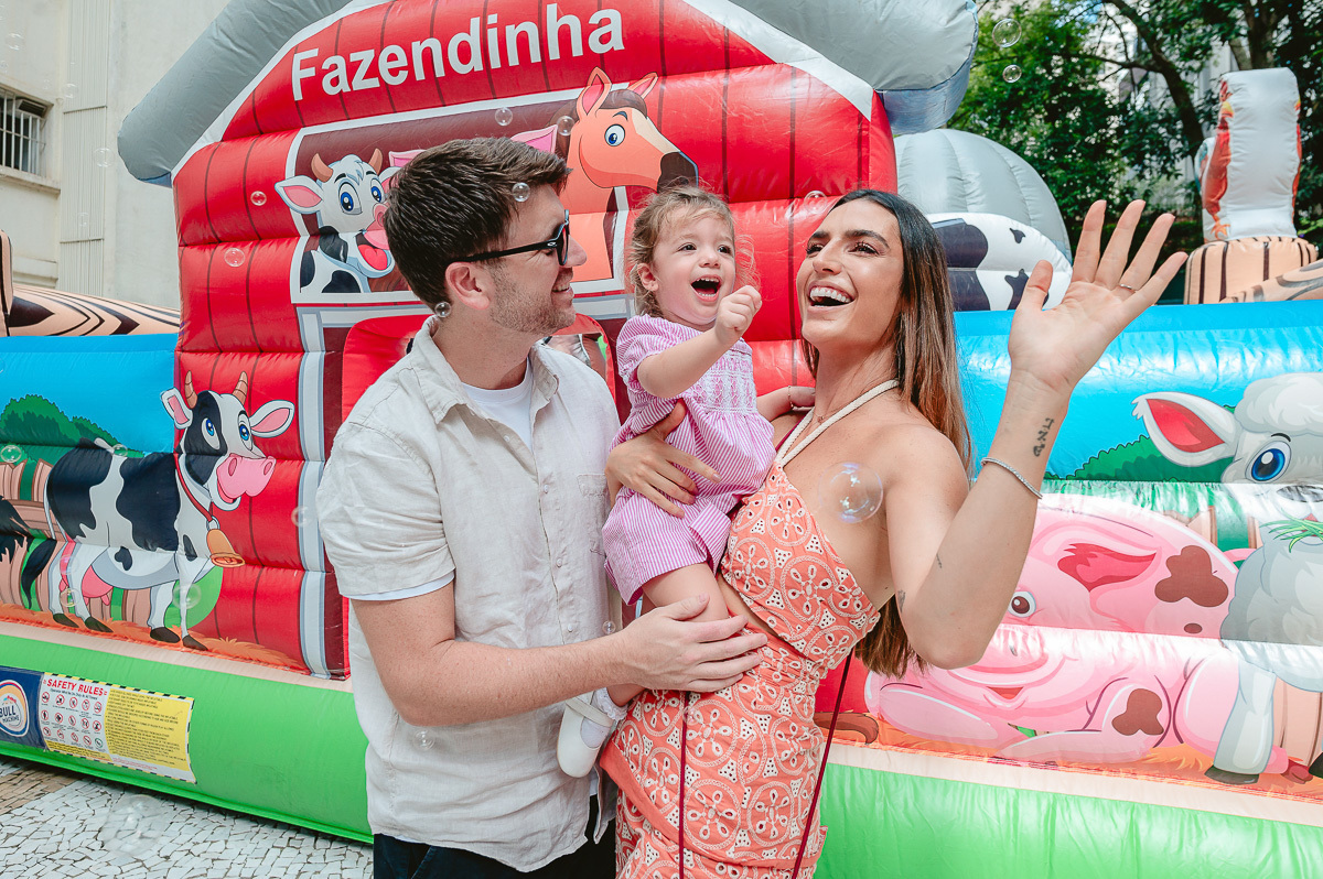 pistola de bolinhas de sabão, disparador de bolinhas de sabão, inflavel fazendinha, locação de inflaveis