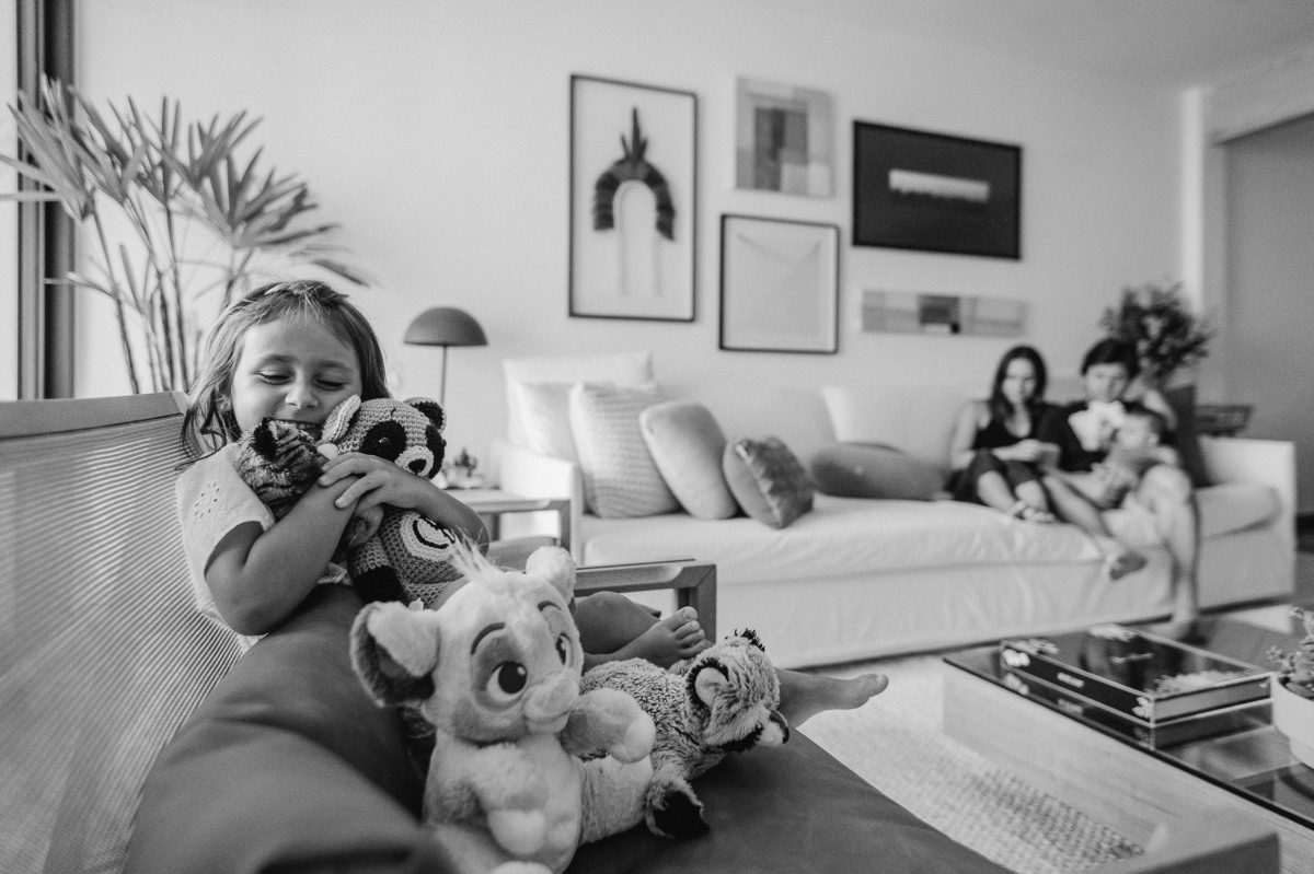 Momentos preciosos em família capturados no primeiro ensaio de acompanhamento do Antonio, com a presença adorável da irmã Cecilia.