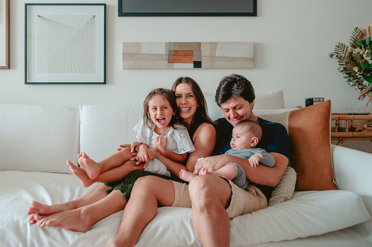Fotos leves e descontraídas do ensaio do Antonio, repletas de sorrisos e amor entre irmãos.