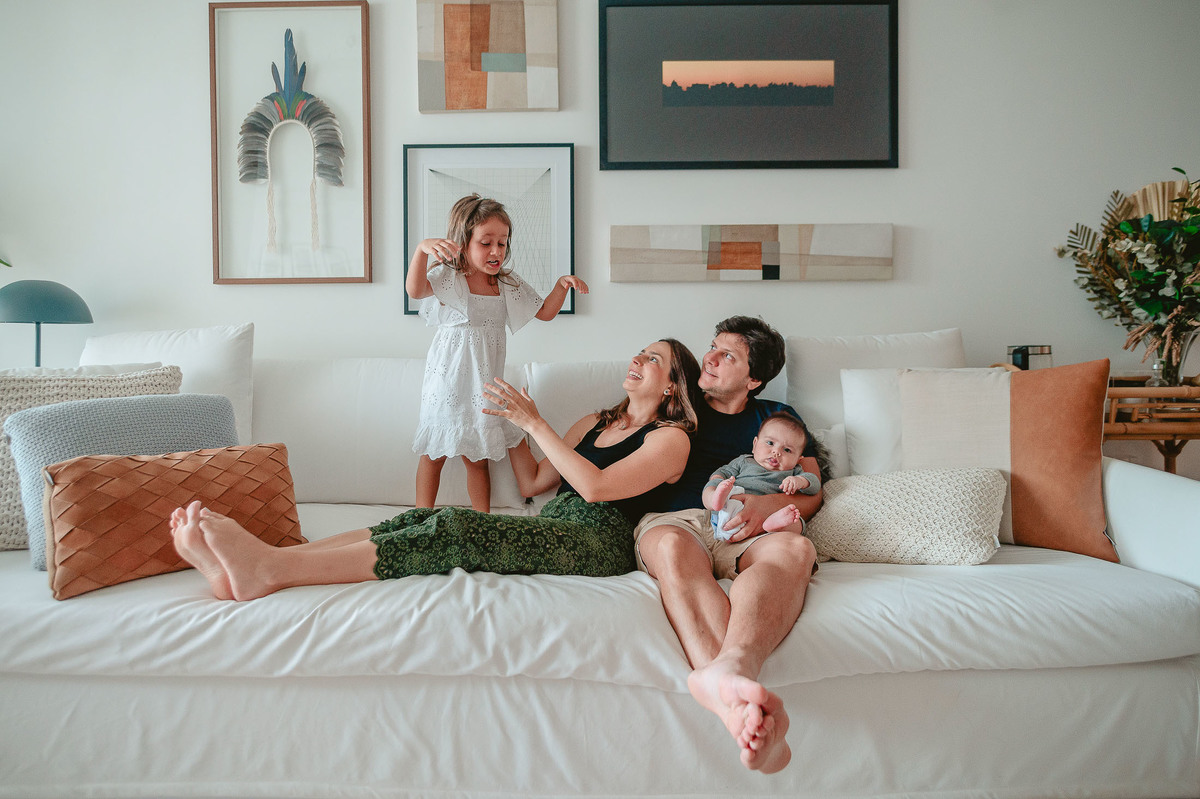 Aconchego e ternura na residência da família durante o ensaio fotográfico do Antonio, aos 3 meses, ao lado da irmã Cecilia.