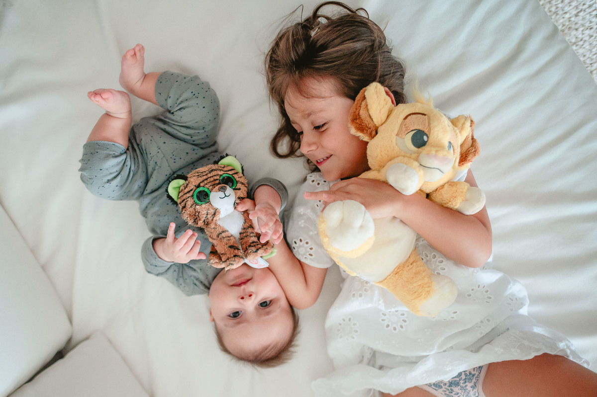 Detalhes encantadores do cotidiano familiar, agora eternizados no primeiro ensaio do Antonio, com a companhia amorosa da irmã Cecilia.