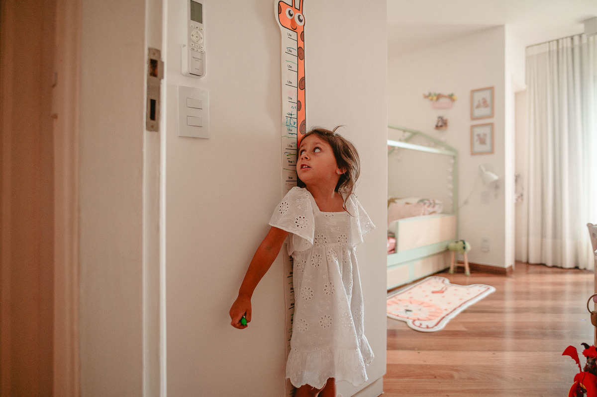 Momentos espontâneos capturados durante o ensaio de acompanhamento do pequeno Antonio, com sua adorável irmã mais velha, Cecilia.