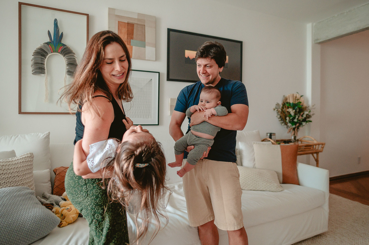 Cenas do cotidiano: Antonio e Cecilia aproveitam o ensaio de acompanhamento para compartilhar momentos de ternura e alegria em família.