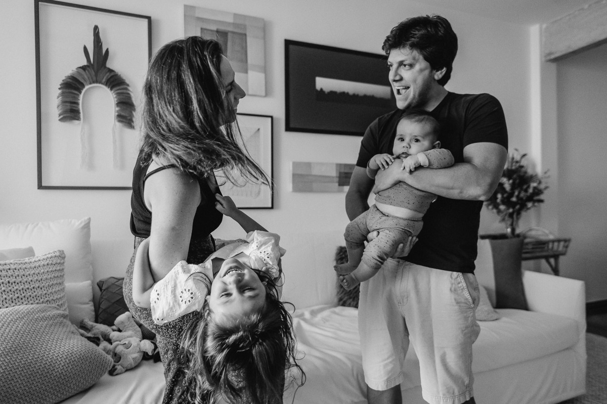 Laços familiares: pais e filhos compartilhando momentos de carinho e cumplicidade.