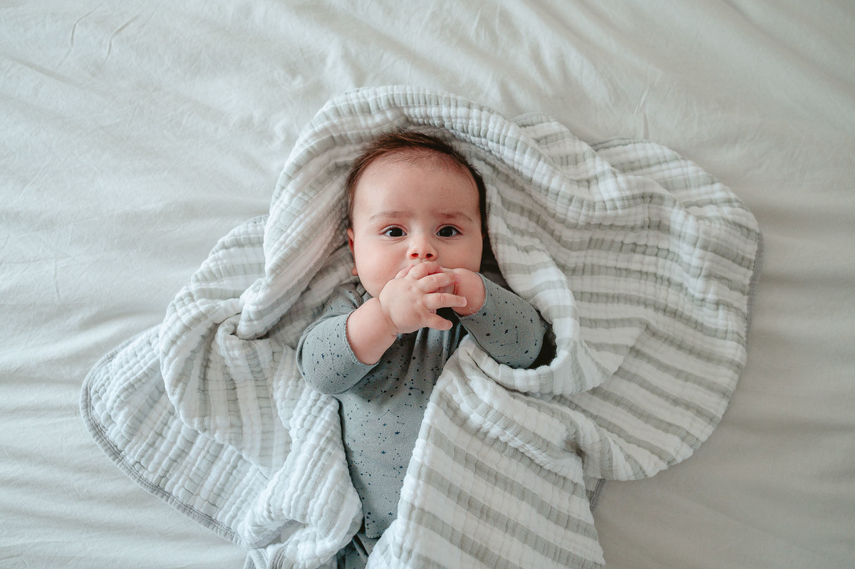 Cenas do cotidiano: ensaio de acompanhamento captura a essência da infância em casa.