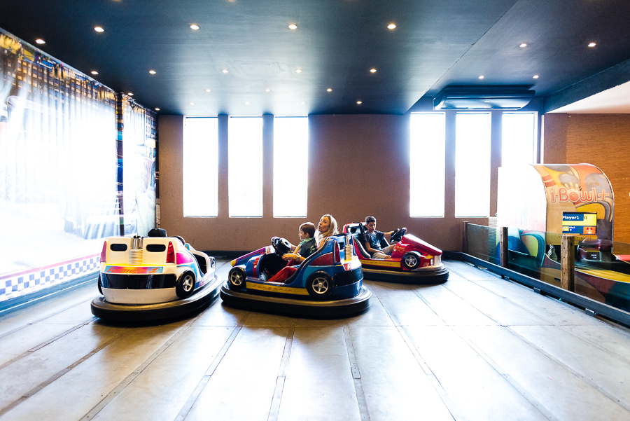 buffet com brinquedos eletrônicos e carrinhos de bate bate