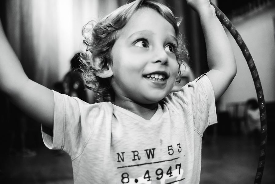 Buffet com brincadeiras infantis para crianças. Espaço de festas com brincadeiras infantis.