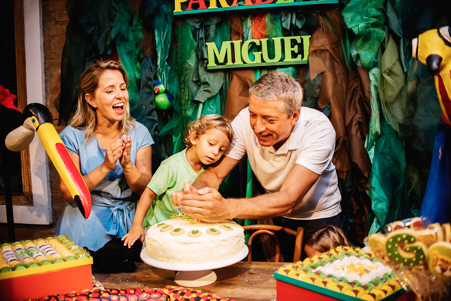 Hora do parabéns no espaço pia fraus. Festa de aniversario com decoração de floresta para menino. Tema selava para festa