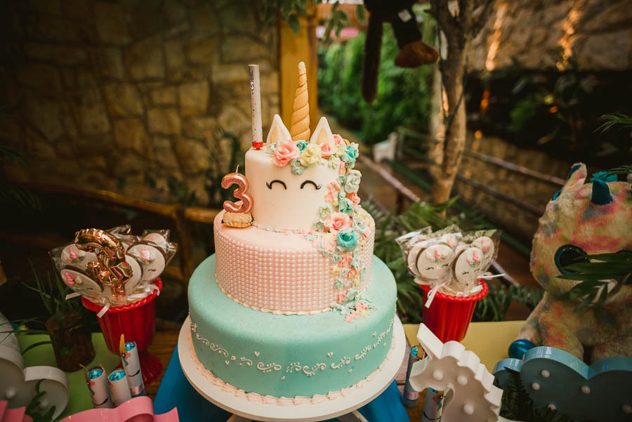 bolo unicornio, festa de aniversario com tema unicornio, preço book infantil, mesa de festa