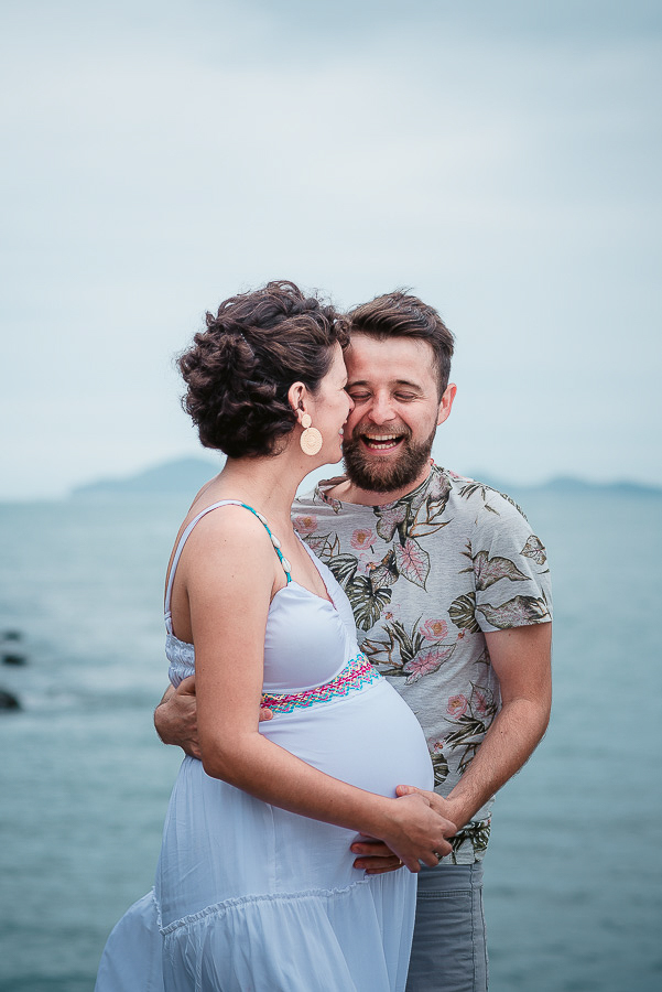 ensaio casal na praia, book casal na praia, preços de book casal, book casal gestante, book e preço de fotos gestante