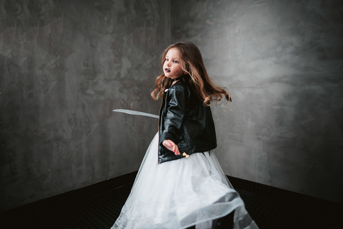 fantasia de halloween para menias com ideias de maquiagem. Roupa inspirada na noiva de chucky