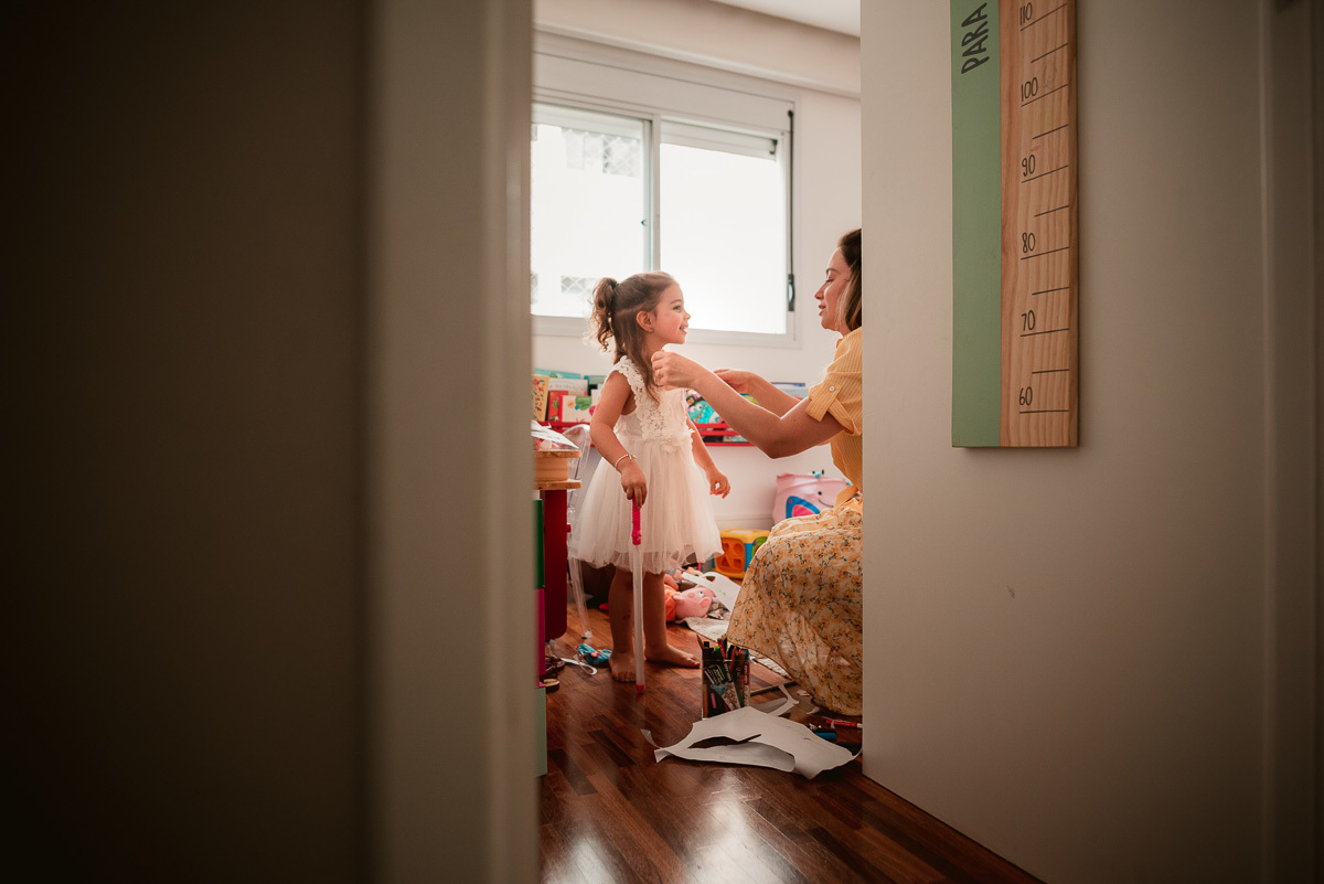 Ensaio familia natural, ensaio familia documental, mae e filha, vestido menina branco rodado, vestido para aniversario, vestido soltinho, look de 1 aninho, festinha de aniversario em casa, festinha de aniversario simples