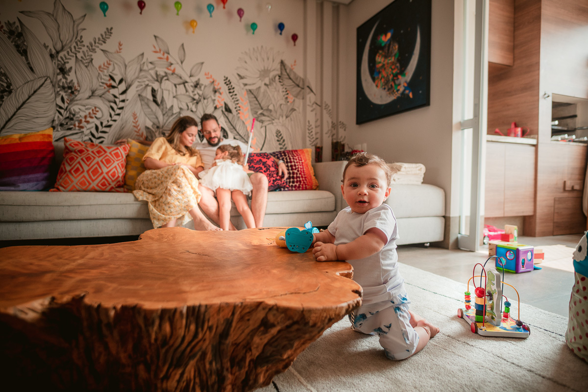 fotos em familia, book em familia, album familia, decoração sala ampla, mesinha de demolição, fisher price