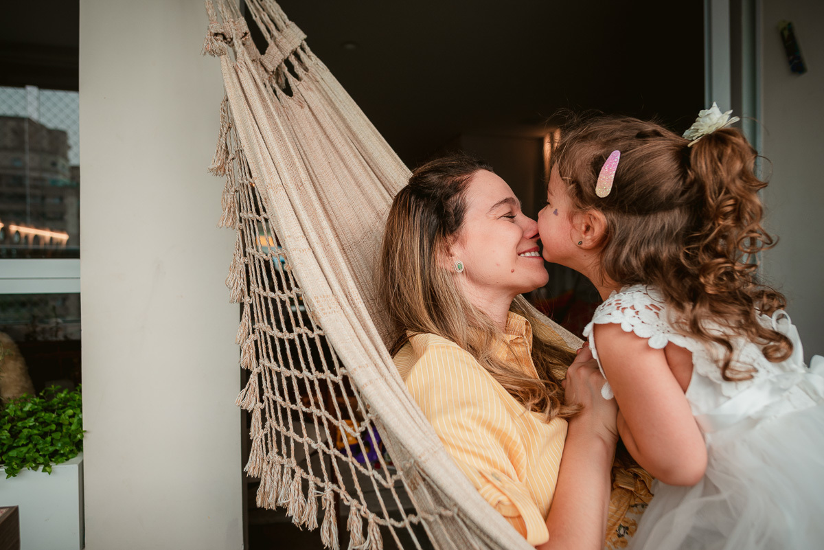 mae e filha, ensaio familia, fotos em familia, ensaio em casa, ensaio fotografico em casa, fotos familia