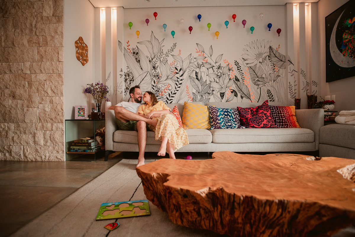 pais, decora sala com madeira de demolição, murais residenciais, estudio lanó, pintura na sala, sofa branco