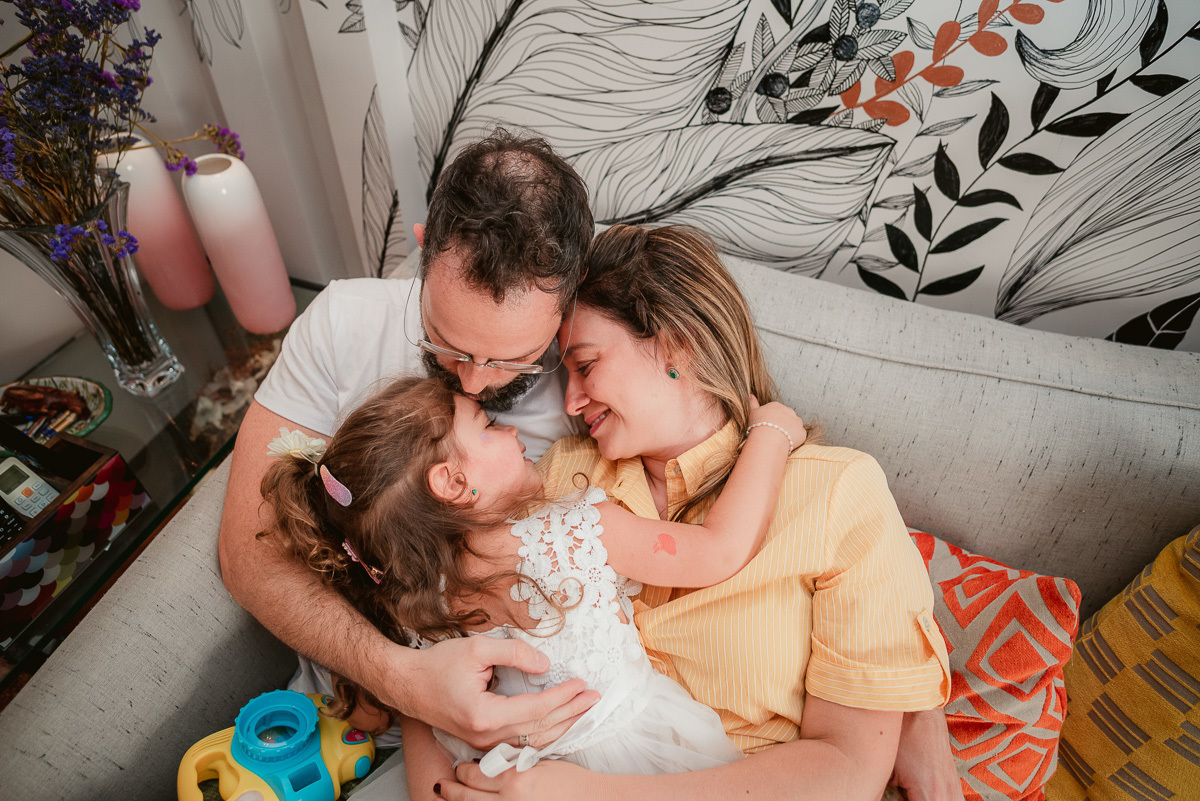fotos em familia, amor de familia, maternidade, mural estudio lanó, vestido de festinha de 1 ano, vestidinho de festa, festinha simples, decoração de festa em casa, aniversario na quarentena