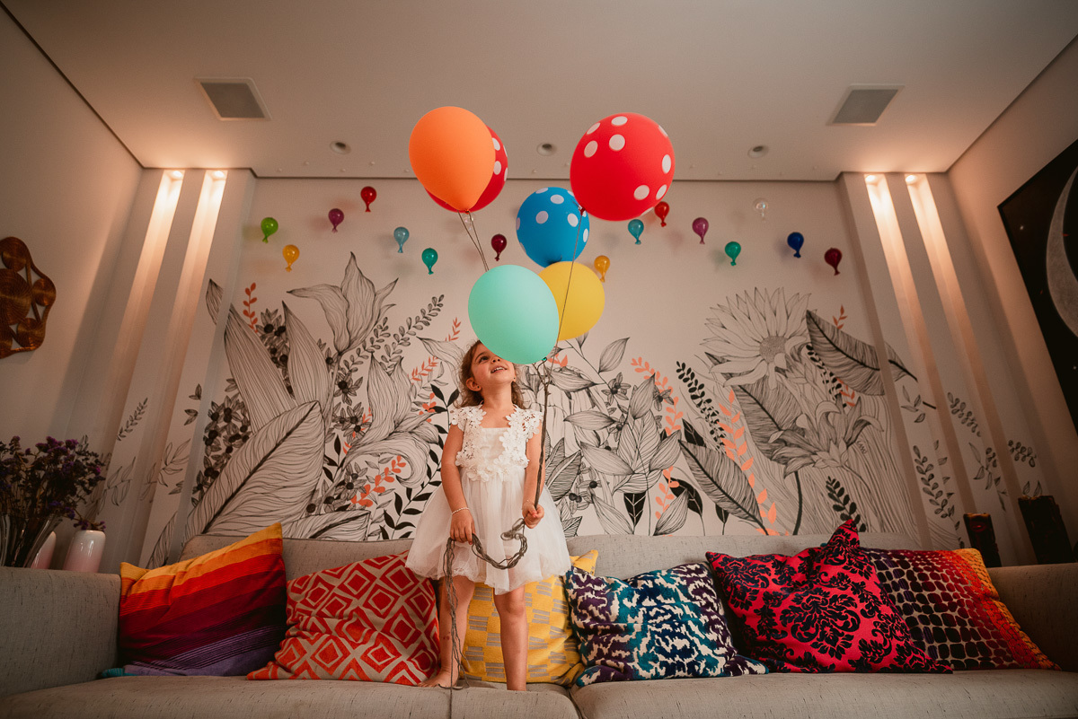 aniversario em casa, festinha de aniversario em casa, festinhas na quarentena, vestidinho de festa, vestidinho branco rodado, vestido rodado, mural estudio lanó, festinha em casa, mural feito a mão, balçoes coloridos