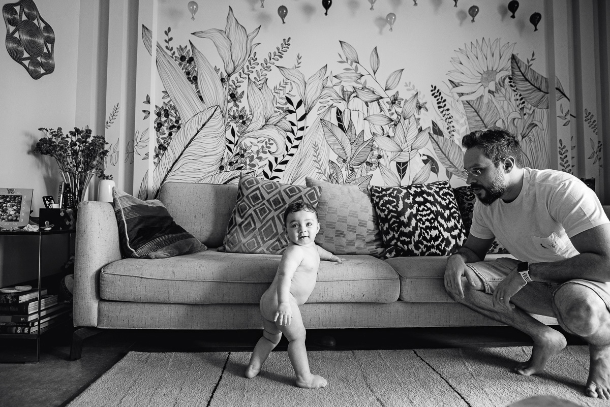 fotografia preto e branco, ensaio com pais, dia dos pais, bebe no banho, ensaio bebe, fotos divertidas de bebes, ensaio bebes, maternidade