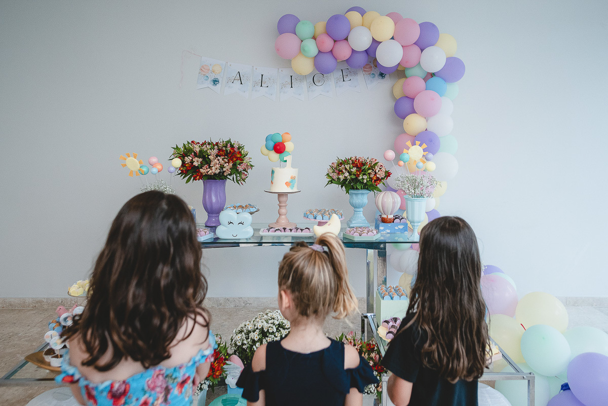 tema de festa menina, festinha com tema colorido, festinha simples e delicada, decoração simples e sem tema, festinha menina, ideias de festas para um aninho