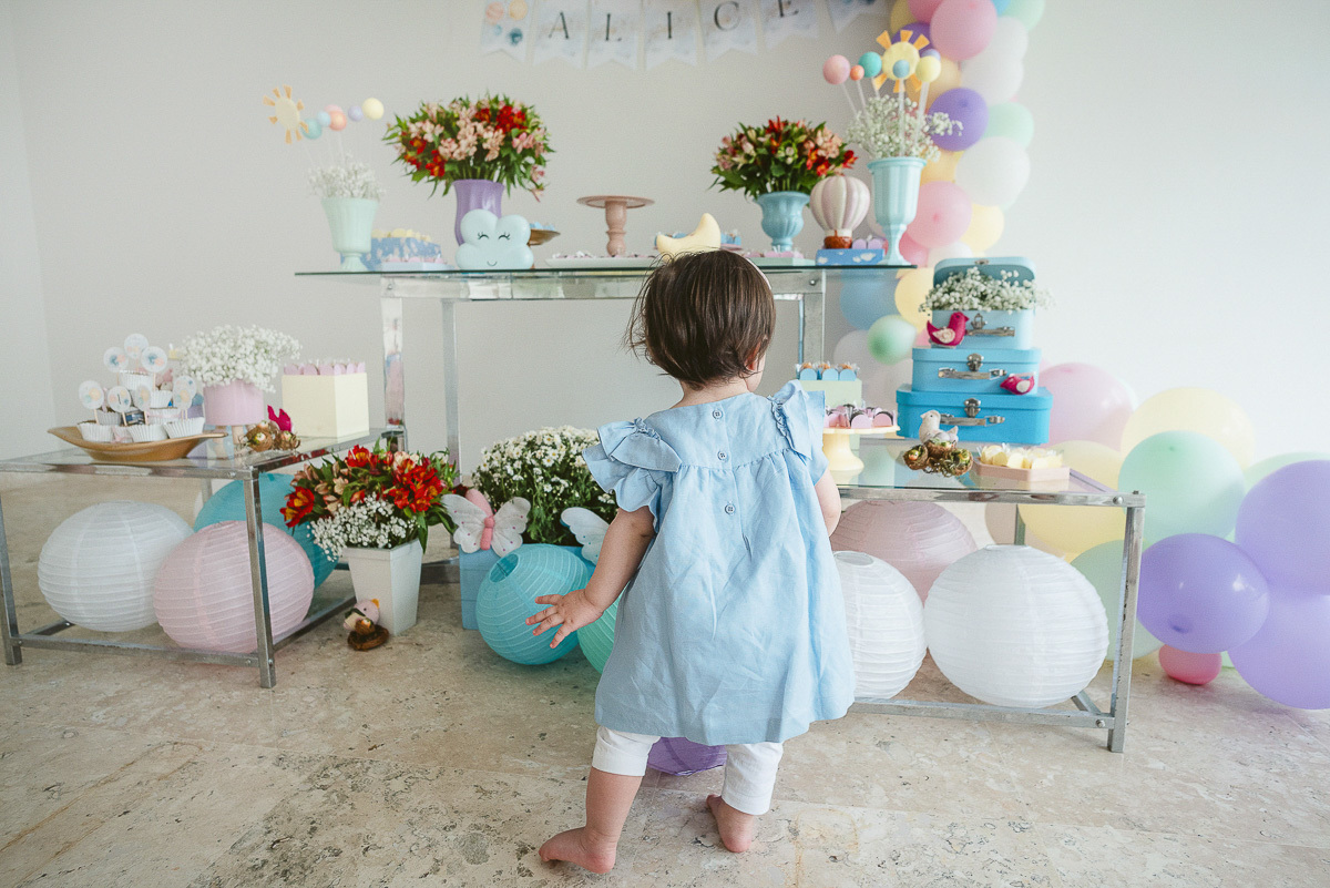 tema de festa colorido, mesa do bolo, ideias de decoração para um aninho, roupa de um aninho, mesa infantil colorida