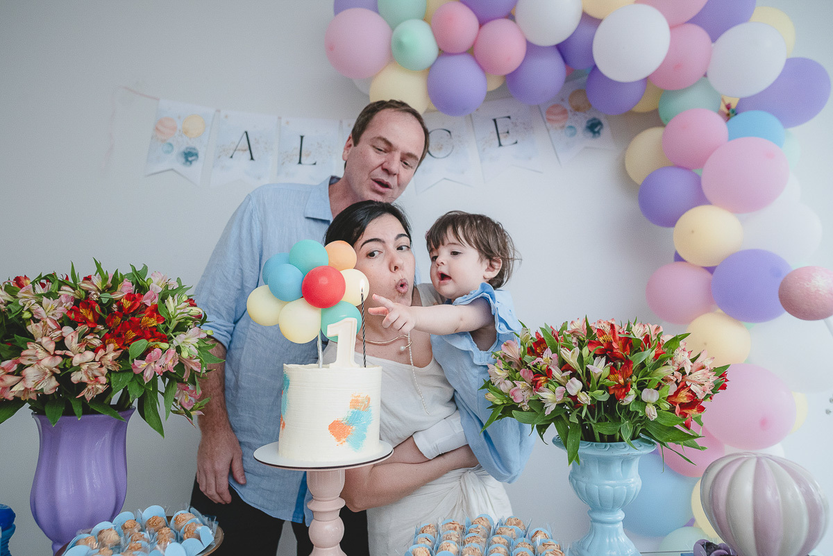 mesa do parabens, festinha sem tema, tema jardim, tema espaço colorido, tema de festinha planetas, mesa do bolo, aniversario de um aninho, decoração de um aninho