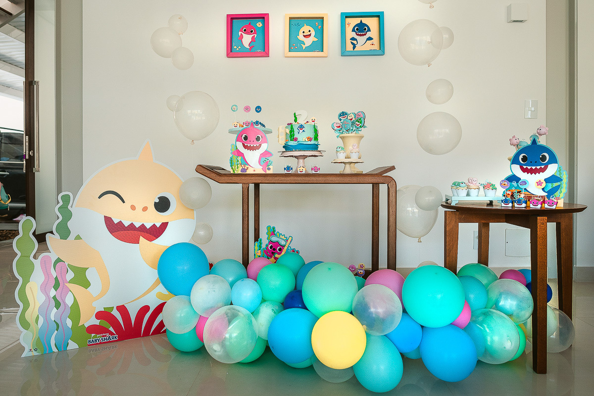 festinha de aniversario em casa, festa infantil em casa, aniversario infantil, decoração de festa em csa, decoração de festa infantil em casa, decoração baby shark, decor simples baby shark, aniversario no quintal, festinha no quintal