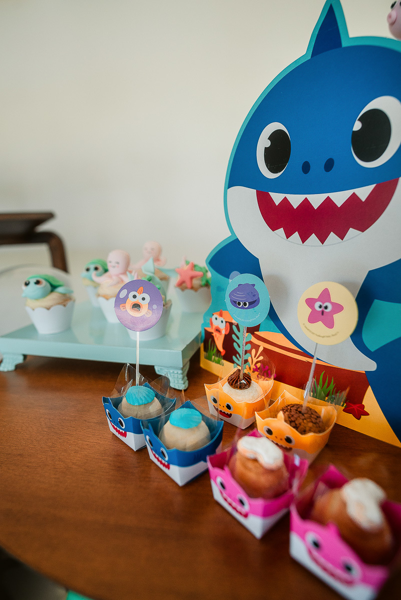 festinha de aniversario em casa, festa infantil em casa, aniversario infantil, decoração de festa em csa, decoração de festa infantil em casa, docinhos baby shark, bolo baby shark, aniversario no quintal, festinha no quintal