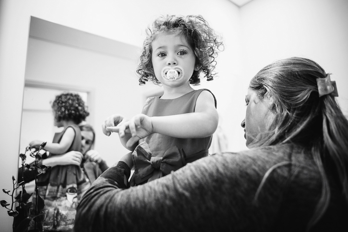 festinha de aniversario em casa, festa infantil em casa, aniversario infantil, decoração de festa em csa, decoração de festa infantil em casa, fotos de crianças espontanea, vestido de 2 aninhos, aniversario no quintal, vestido baby shark