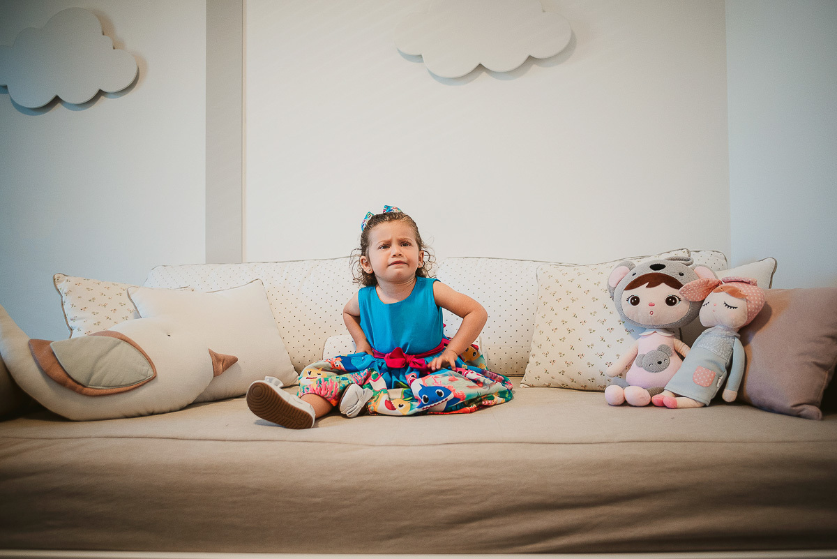 festinha de aniversario em casa, festa infantil em casa, aniversario infantil, decoração de festa em csa, decoração de festa infantil em casa, vestido baby shark azul, boneca angela, luminaria de nuvens, festinha no quintal