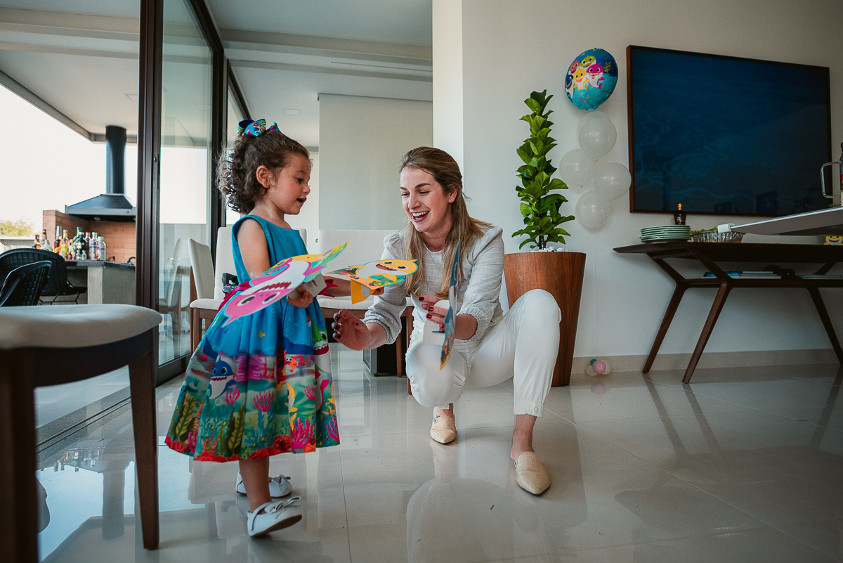 festinha de aniversario em casa, festa infantil em casa, aniversario infantil, decoração de festa em csa, decoração de festa infantil em casa, mae e filha, vestidos combinando, festa em casa, aniversario no quintal, festinha no quintal